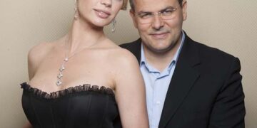 Anna Falchi indossa le creazioni di Michele Affidato