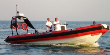 Affonda barca di 5 metri, salvate 4 persone