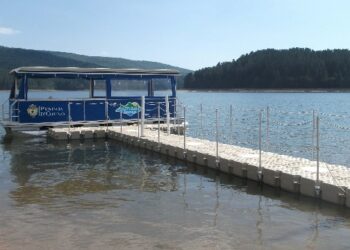 Navigare in Sila con il battello elettrico sul Lago Arvo