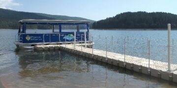 Navigare in Sila con il battello elettrico sul Lago Arvo