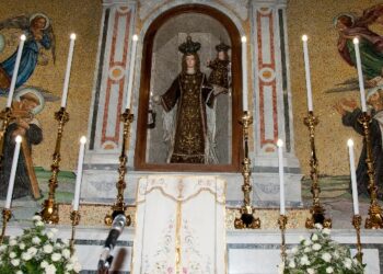 Donati 10 candelabri in ottone alla Chiesa di San Cataldo