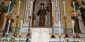 Donati 10 candelabri in ottone alla Chiesa di San Cataldo