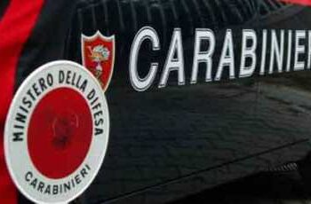 Spara contro la casa di un cinquantenne per futili motivi