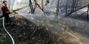 Incendi, fiamme al centro abitato a Campana