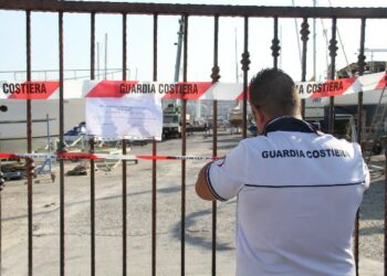 Sequestrato cantiere navale nel porto di Crotone
