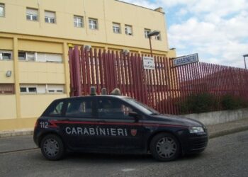 Ristretto ai domiciliari riceve persona a casa