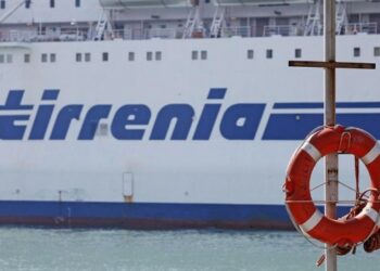 Amianto navi Tirrenia nel porto, fare chiarezza