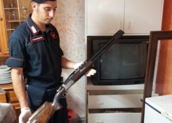Arrestato padre e figlio per detenzione illegale di armi
