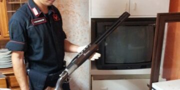 Arrestato padre e figlio per detenzione illegale di armi