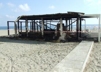 Incendio distrugge uno stabilimento balneare