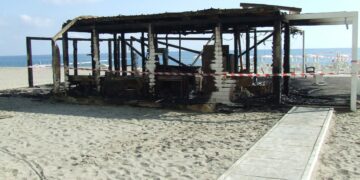 Incendio distrugge uno stabilimento balneare