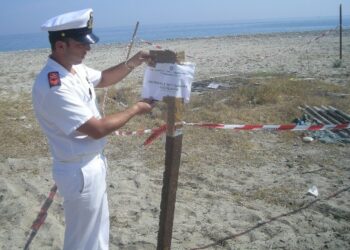 Sequestrate lastre eternit sulla spiaggia di Rossano e Schiavonea