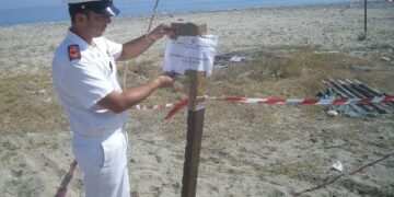 Sequestrate lastre eternit sulla spiaggia di Rossano e Schiavonea