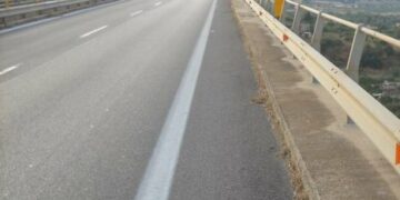 Tenta il suicidio dal ponte, salvata dalla guardia di finanza