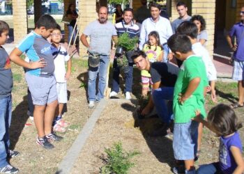 ‘Adotta un’aiuola’, 25 nuove piantine al plesso Ferrari