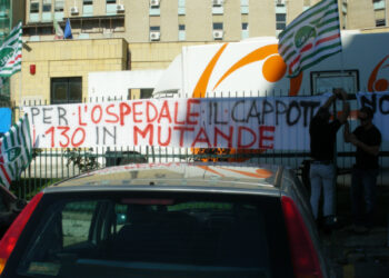 Sanità, numerose presenze al sit in fuori dall’ospedale