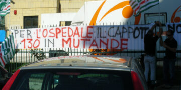 Sanità, numerose presenze al sit in fuori dall’ospedale