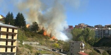 Divampa un incendio e le fiamme lambiscono le case