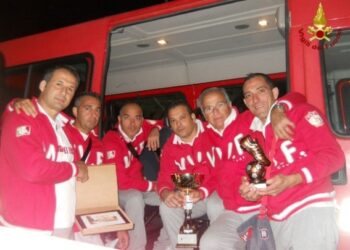Vigili del fuoco di Crotone vincono torneo calcetto a L’Aquila