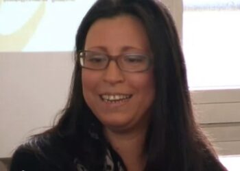 Noela Firmian firma versi dell’amore universale