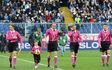 I tifosi contestano: "Panolada" contro gli arbitri