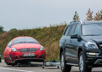 Mercedes studia l’automobile intelligente che vede i pericoli