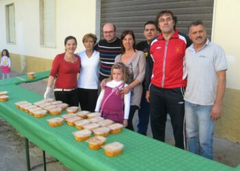 Volontari del G.O.P. distribuiscono la pasta con legumi