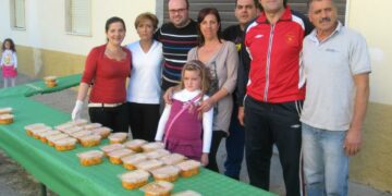 Volontari del G.O.P. distribuiscono la pasta con legumi