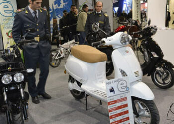 La Guardia di Finanza sequestra all’Eicma Vespa clonate