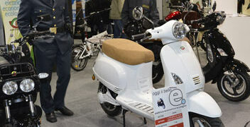 La Guardia di Finanza sequestra all’Eicma Vespa clonate