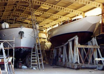 Tentano di rubare in un cantiere navale sequestrato