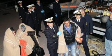 Soccorsi 20 clandestini vicino Punta Alice