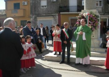 Corona d’alloro al monumento dei Caduti