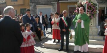 Corona d’alloro al monumento dei Caduti