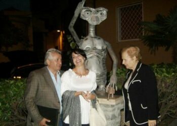 Statua ET davanti municipio Zagarise