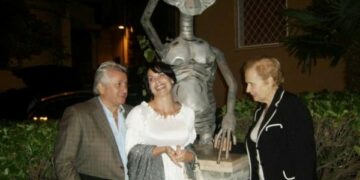 Statua ET davanti municipio Zagarise