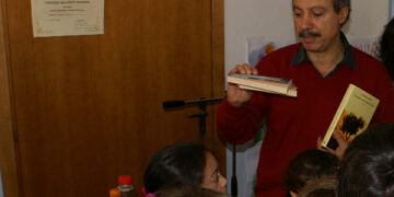 Carmine Abate, fa visita agli alunni della scuola di Carfizzi