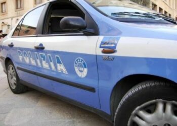 Cerca di ‘ripulire’ una scuola in disuso