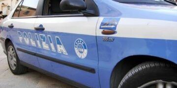 Cerca di ‘ripulire’ una scuola in disuso