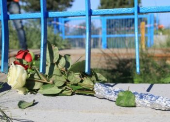 Treno travolge auto, sei morti