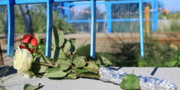 Treno travolge auto, sei morti