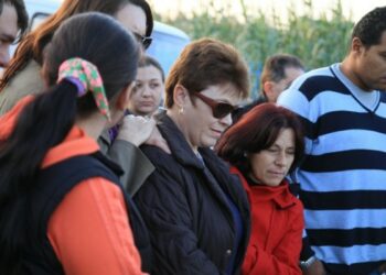 Treno travolge auto, sei morti