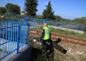 Treno travolge auto, sei morti