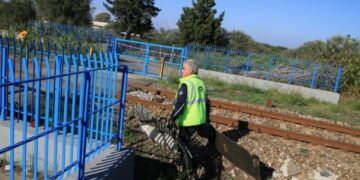 Treno travolge auto, sei morti