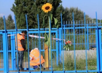 Treno travolge auto, sei morti