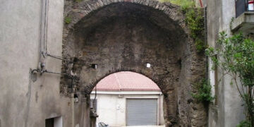 Derubata anziana in casa da tre donne con l’inganno