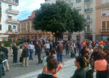 Dipendente aggredito, sit in davanti il Comune