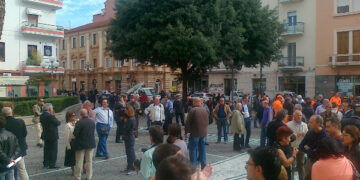 Dipendente aggredito, sit in davanti il Comune