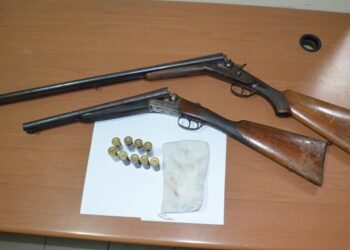 Auto rubate e armi in un casolare abbandonato