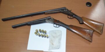 Auto rubate e armi in un casolare abbandonato